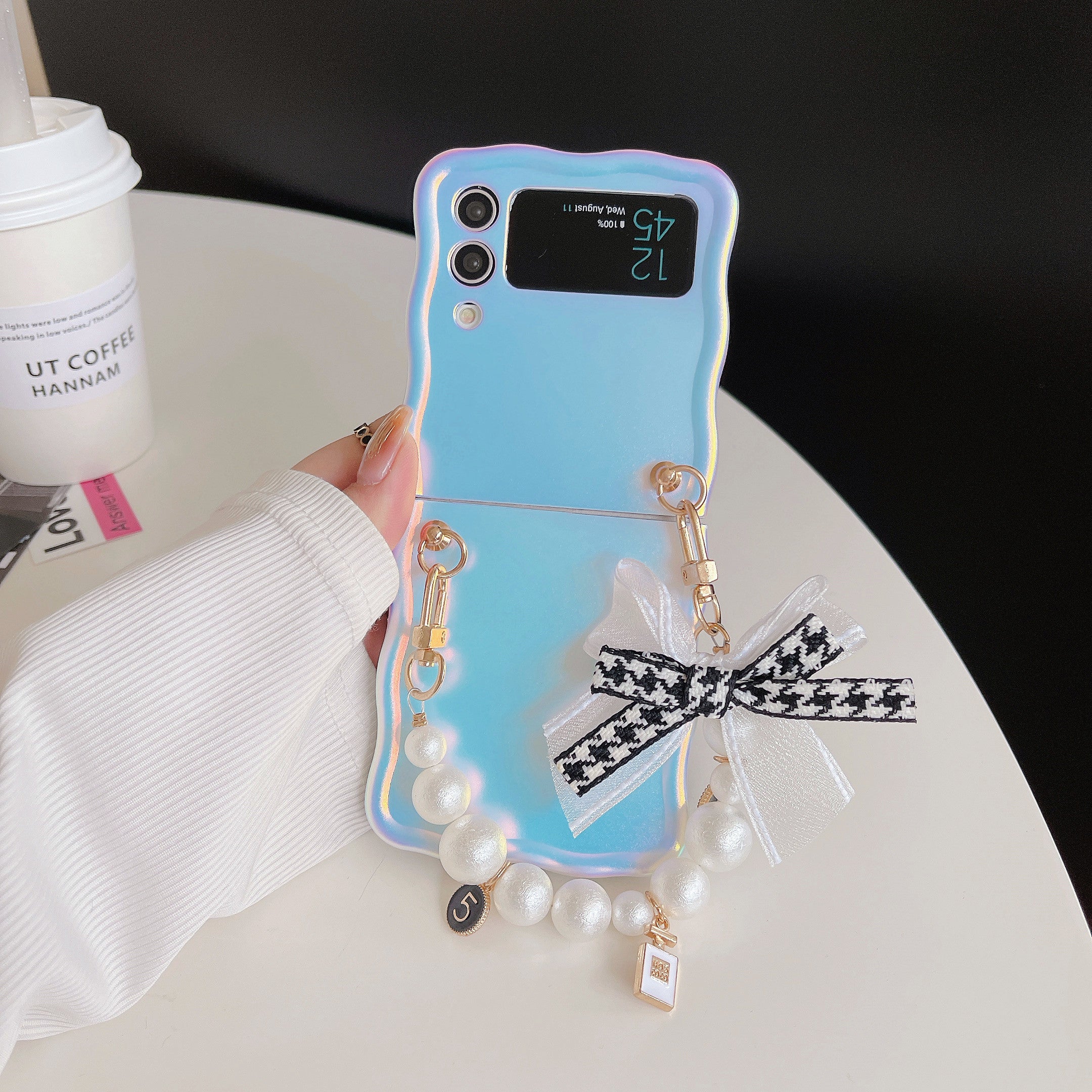 For Samsung Galaxy Z Flip4 5G Case TPU Shinny Laser Phone Cover with Pearl Bracelet For Samsung Galaxy Z Flip4 5G Case TPU Shinny Laser Phone Cover with Pearl Bracelet